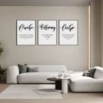 3er Reihe Poster 'Glaube, Hoffnung, Liebe' mit Bibelspruch in einem gemütlichen Wohnzimmer – Inspirierende Wanddekoration mit christlichen Werten.
