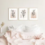 3er Reihe Poster 'Florale LineArt Blumen' in einem Schlafzimmer – Elegante Wanddekoration mit minimalistischen Blumenmotiven