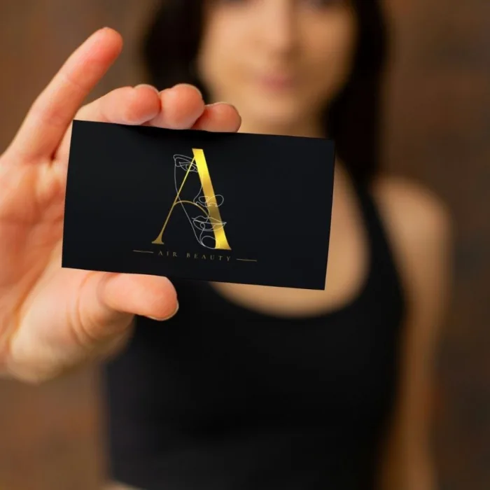 Professionelle Visitenkarte Gold Design – Goldene Visitenkarte in der Hand einer Frau, die Stil und Professionalität ausstrahlt.