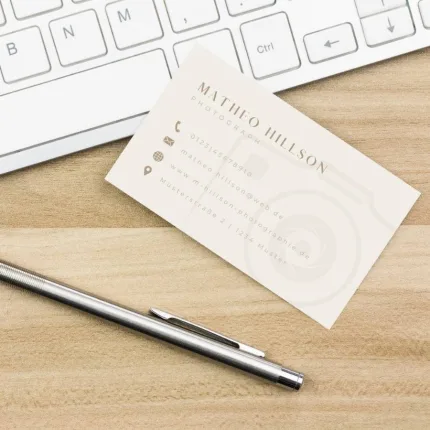 Professionelle Visitenkarte – Vorderseite der Visitenkarte mit Stift und Tastatur, perfekt für Geschäftsleute und moderne Arbeitsumgebungen.