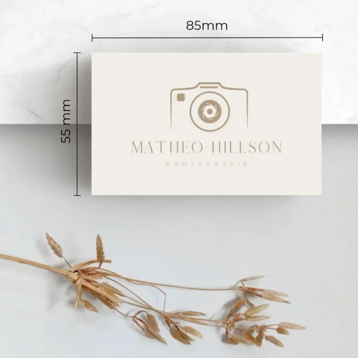 Visitenkarte Normal – Professionelles Design mit Abmessungen (Standard: 85x55 mm), ideal für ein klassisches und stilvolles Business-Auftreten.