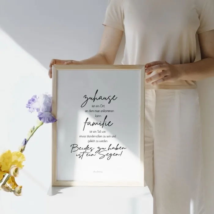 Poster mit dem Motiv 'Familie Zuhause', ideal für die Wohnraumgestaltung