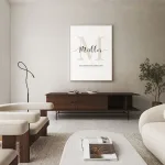 Beiges Familien-Namensschild über Kommode – Harmonie in neutralen Tönen: Personalisiertes Wandbild mit Nachname und Familienmitgliedern zwischen Sofas im Wohnzimmer