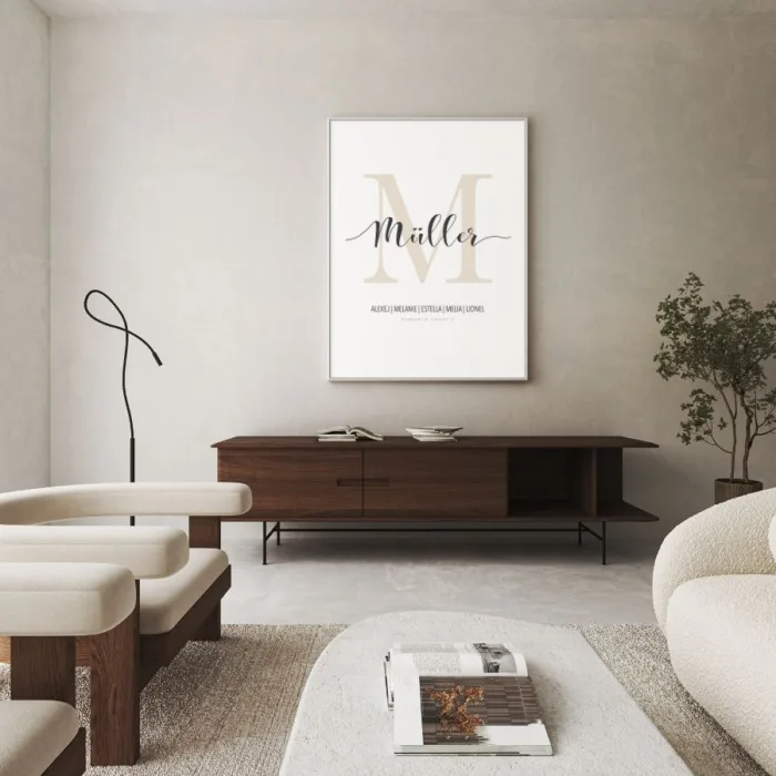 Beiges Familien-Namensschild über Kommode – Harmonie in neutralen Tönen: Personalisiertes Wandbild mit Nachname und Familienmitgliedern zwischen Sofas im Wohnzimmer