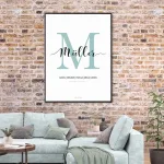 Türkises Familien-Namensschild über blauem Sofa – Moderner Kontrast zur Ziegelsteinwand, personalisiert mit Nachname und Initiale