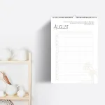 Christlicher Familienkalender an Küchenwand – praktisch aufgehängt im Alltagsambiente