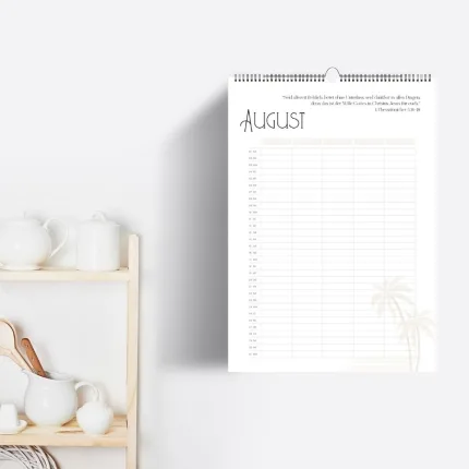 Christlicher Familienkalender an Küchenwand – praktisch aufgehängt im Alltagsambiente