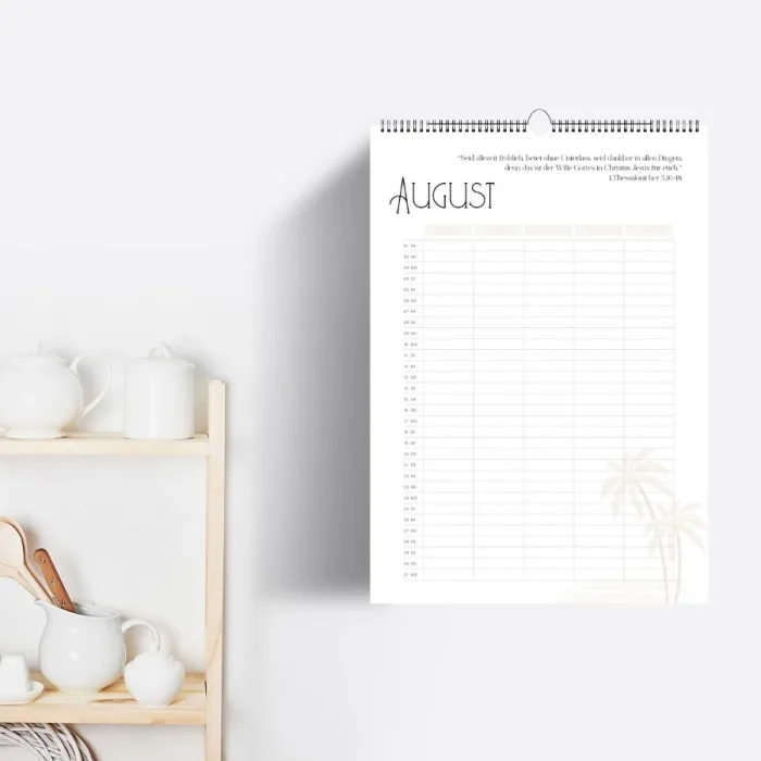 Christlicher Familienkalender an Küchenwand – praktisch aufgehängt im Alltagsambiente