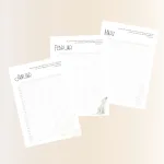 Drei überlappende Seiten des christlichen Familienkalenders – Monatsübersichten mit Bibelsprüchen