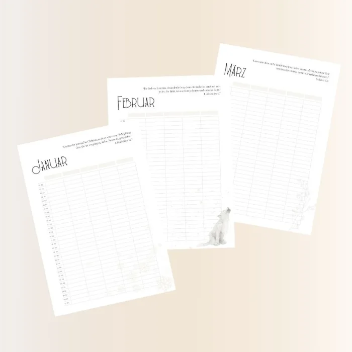 Drei überlappende Seiten des christlichen Familienkalenders – Monatsübersichten mit Bibelsprüchen