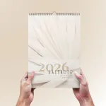 Titelseite des christlichen Familienkalenders – mit Bibelvers und Familienmotiv Titel: Deckblatt des christlichen Familienkalenders – inspirierender Start ins Jahr