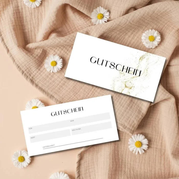 Anpassbarer Gutschein – Vorder- und Rückseite auf edlem Tischtuch präsentiert
