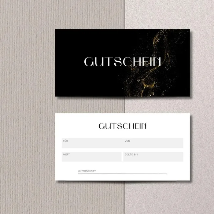 Anpassbarer Gutschein – Vorder- und Rückseite auf dekorativer Oberfläche inszeniert