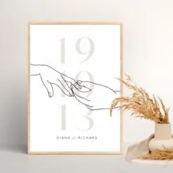 Personalisiertes Hochzeitsbild mit Initialen, Hochzeitstag und der Aufschrift 'Hand in Hand'. Folge @alinaslettering auf Instagram für mehr romantische Designs!