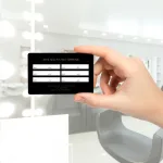 Dunkle Business-Terminkarte in der Hand gehalten – Rückseite sichtbar