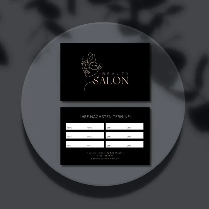 Business-Terminkarte in dunklem Design mit goldener Schrift – edel präsentiert