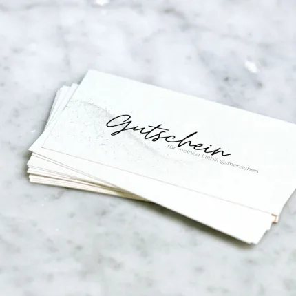 Mehrere anpassbare Gutscheine übereinanderliegend im schlichten Design