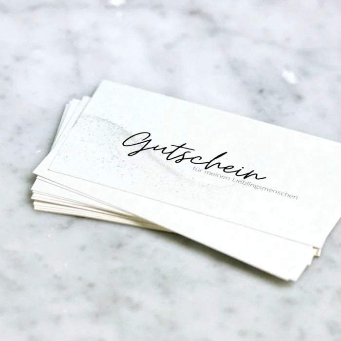 Mehrere anpassbare Gutscheine übereinanderliegend im schlichten Design