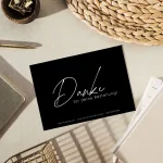Schlichte schwarz-weiße Dankeskarte A6 im Markendesign – Individuell gestaltet auf 135g-Papier, digital & druckbar
