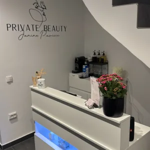 Unternehmenslogo von Private Lashes im Eingangsbereich