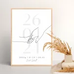 Grau Geburtserinnerungsbild mit Name, Datum, Uhrzeit, Größe und Gewicht - Zarte Kinderhand hält Erwachsenen-Finger