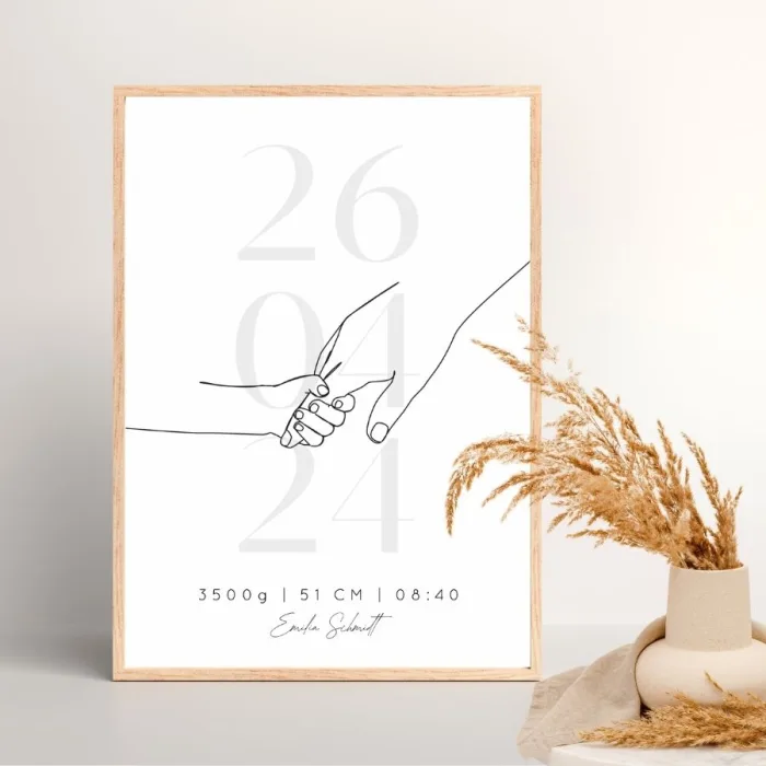 Grau Geburtserinnerungsbild mit Name, Datum, Uhrzeit, Größe und Gewicht - Zarte Kinderhand hält Erwachsenen-Finger