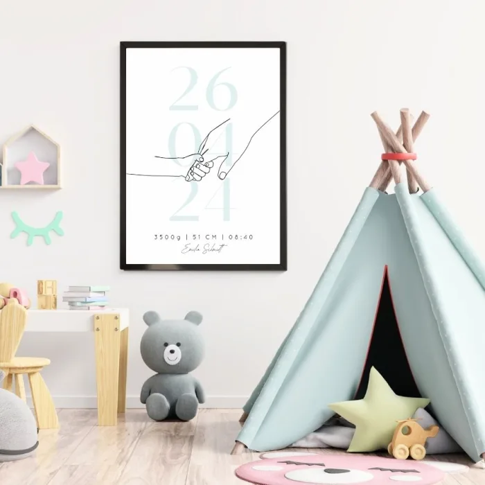 Blaues gerahmtes Geburtserinnerungs-Poster an der Wand neben einem Spielzelt und über Spielzeug – Personalisiert mit Name, Geburtsdatum und Kinderhand-Motiv.