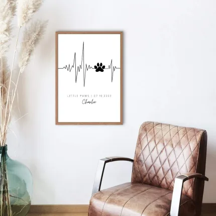 Personalisiertes 'Little Paws' Bild mit Name, Geburtsdatum des Hundes und Herzschlagzeichnung in einem gemütlichen Wohnraum – Stilvolle Wanddekoration für Hundeliebhaber.