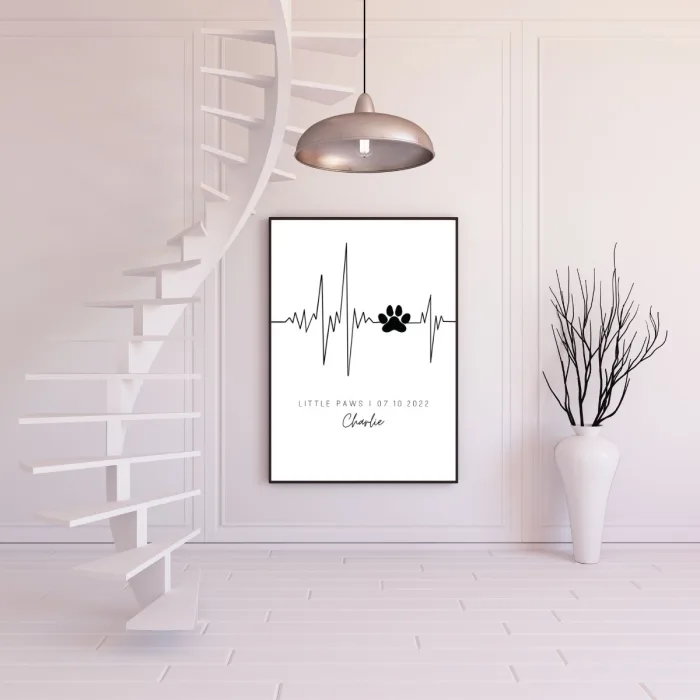 Personalisiertes 'Little Paws' Bild mit Name, Geburtsdatum des Hundes und Herzschlagzeichnung in einem Flur mit Wendeltreppe – Stilvolle Wanddekoration für Hundeliebhaber.