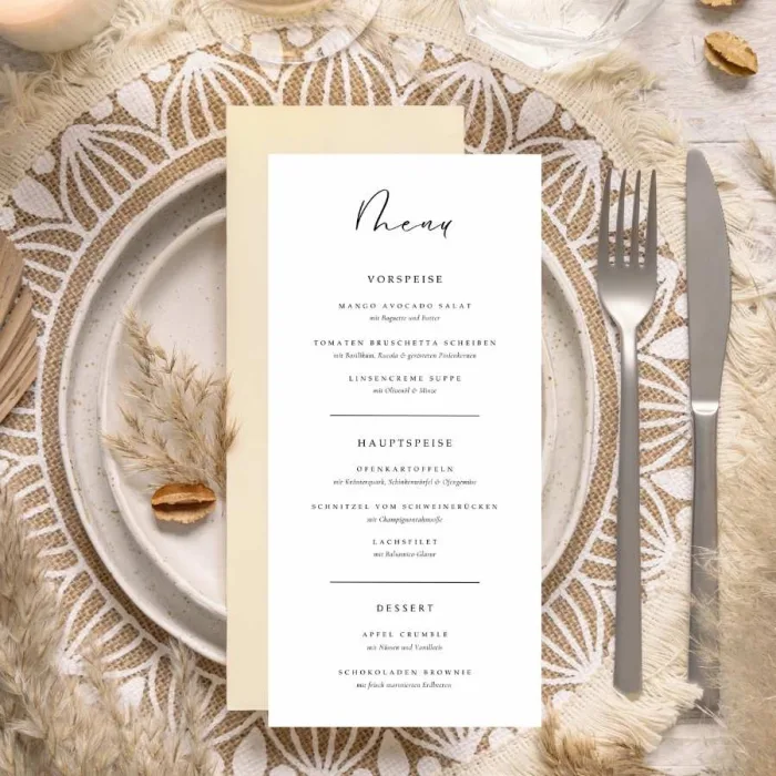 Moderne Speisekarte auf gedecktem Tisch mit Weinglas und Teller – Schlichtes Menü im praktischen Einsatz