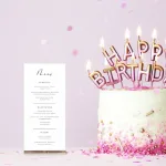 Menükarten-Aufsteller neben Geburtstagstorte – festliche Tischdekoration