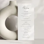 Schicke Speisekarte im modernen Design – Präsentiert vor einer Glasvase mit frischen Blumen, perfekt für Hochzeiten und Events