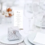 Elegante Menükarte auf Tischaufsteller für Hochzeitsgäste – mit Vor-, Haupt- & Nachspeisen