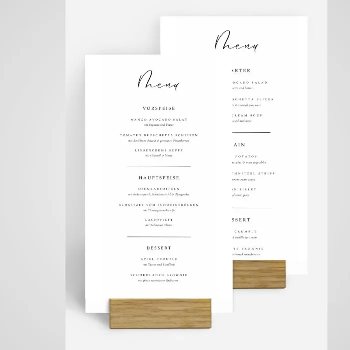 Zwei moderne Speisekarten überlappend auf Holztisch – Schlichtes Menü-Design in doppelter Ansicht