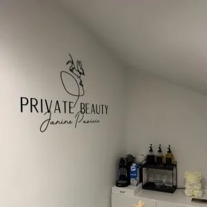 "Logo an der Wand für eine starke Markenpräsenz