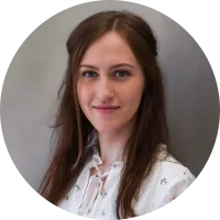 Porträt von Alina Klippel, kreative Designerin und Expertin für Handlettering und Logo-Design