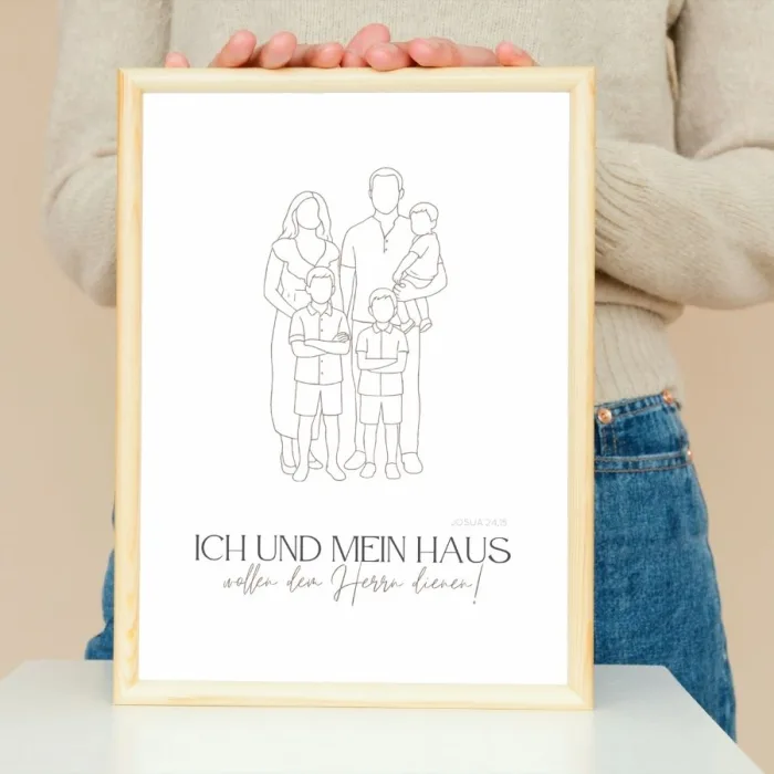 Frau präsentiert personalisiertes Familien-Poster im Line-Art Stil mit Bibelvers