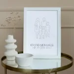 Personalisiertes Familien-Poster im Line-Art Stil mit Bibelvers auf Glasbeistelltisch in moderner Einrichtung