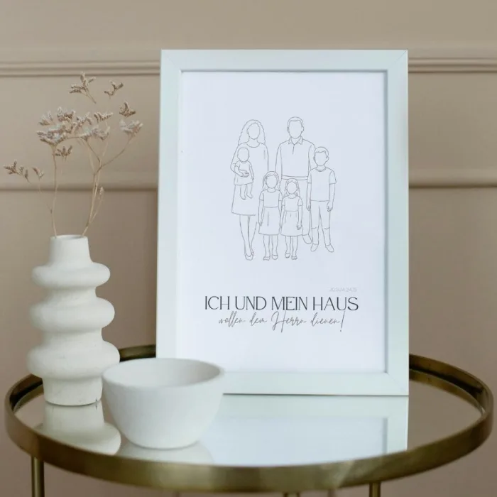 Personalisiertes Familien-Poster im Line-Art Stil mit Bibelvers auf Glasbeistelltisch in moderner Einrichtung