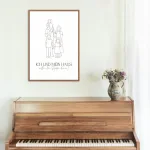 Familien-Poster im Line-Art Stil mit Bibelvers in braunem Holzrahmen über Klavier
