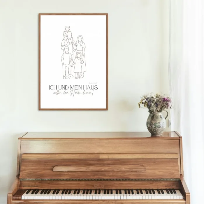 Familien-Poster im Line-Art Stil mit Bibelvers in braunem Holzrahmen über Klavier