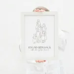 Frau präsentiert personalisiertes Familien-Poster im Line-Art Stil mit Bibelvers
