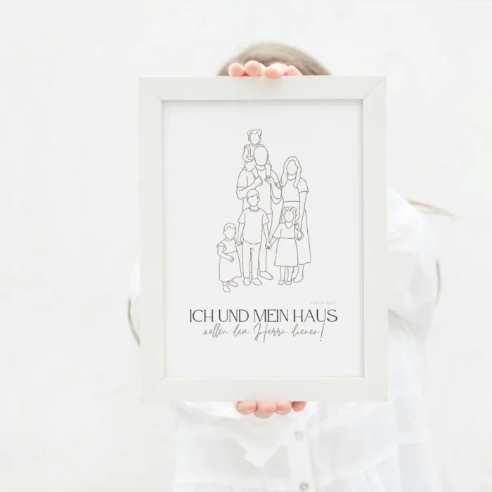 Frau präsentiert personalisiertes Familien-Poster im Line-Art Stil mit Bibelvers